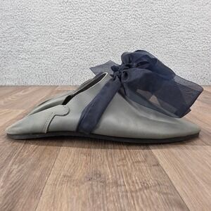 SULU‎ Women's 38 Gray Leather Pointed Toe Flats with Navy Ribbon Slip On Slides